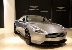 Aston Martin Sahibini Bekliyor