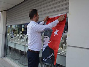 Aliağa Belediyesi’den Esnafa Atatürk Baskılı Türk Bayrağı