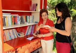 Karşıyaka'da Ödünç Kitap Standı