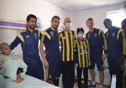 Fenerbahçeli Futbolculardan hasta çocuklara moral