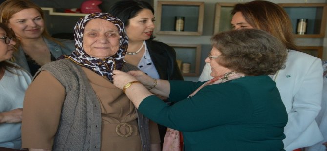Türk Anneler Derneği’ne Yeni Katılan 40 Üyeye Rozet