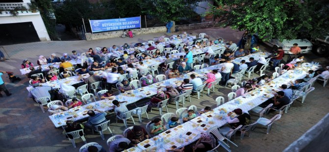 Aydın Büyükşehir Belediyesi İftar Sofralarına Yoğun İlgi