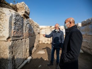 Başkan Soyer Smyrna Antik Tiyatrosu’ndaki Kazı Çalışmalarını İnceledi