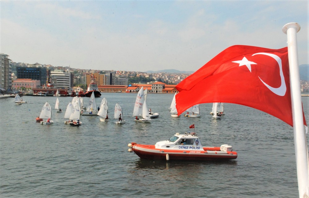 Denizlerde Ay Yıldızlı Bayrağımızı Daha Yukarı Çekmeliyiz