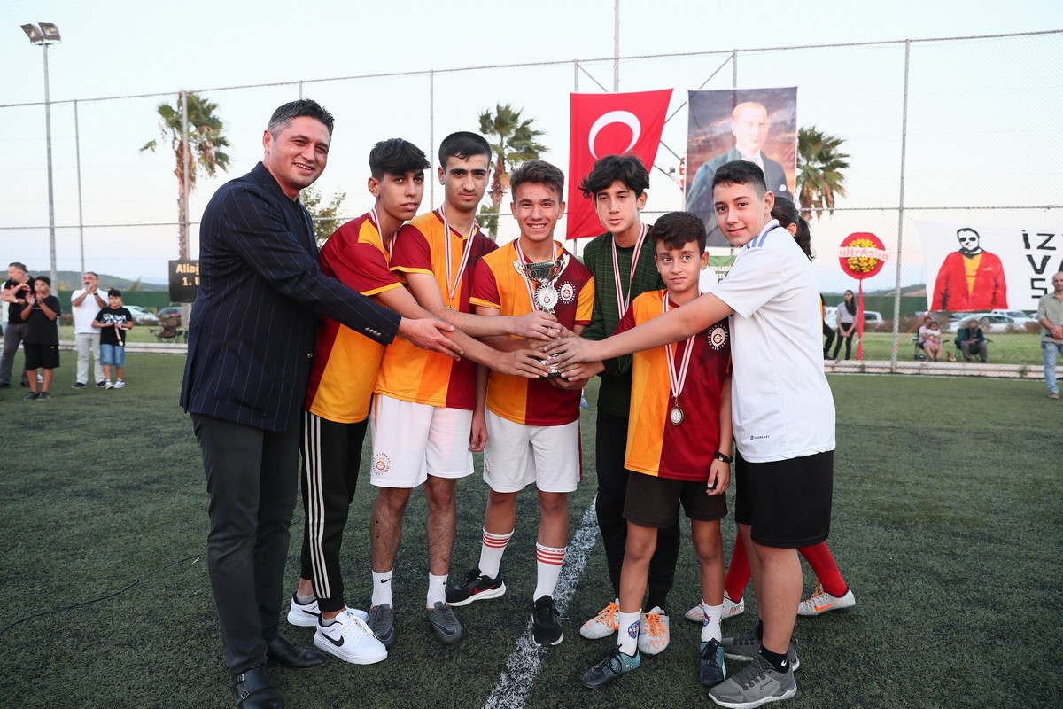 1.Ulaş Bayam Futbol Turnuvası’nda Şampiyonların Kupa Heyecanı