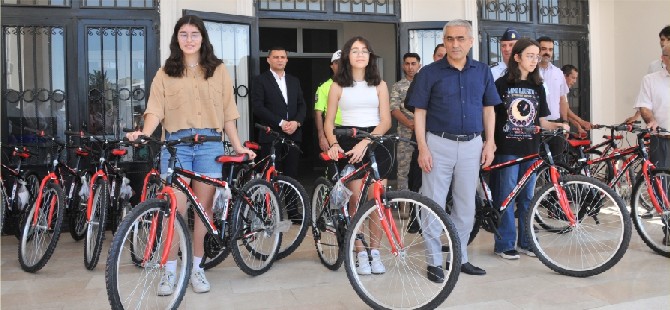 Zekeriya Güney'den Öğrencilere Bisiklet Hediyesi