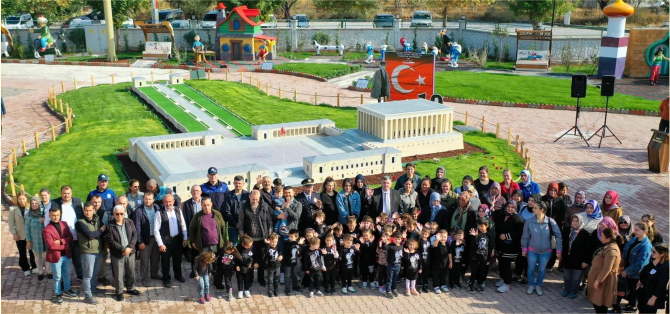 Kınıklı çocuklar Çocuk Köyü’ndeki Anıtkabir Miniatürk’te