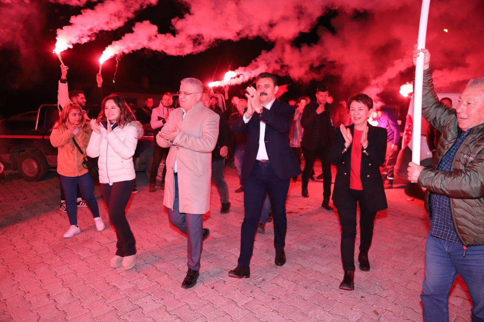 Başkan Kırgöz’e Dede Ocağı Kıratlı’da Zeybek Sürprizi