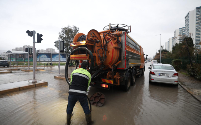 İzmir’de sağanak yağışa tam kadro anlık müdahale