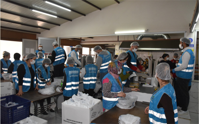 Menemen Belediyesi Aşevi’nden her gün 10 bin kişiye yemek