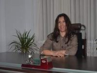 Kendi şarkısını kendi söyledi. 