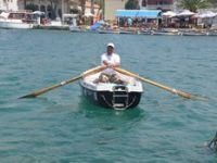 Kürekle Denizleri Aşıyor 