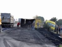 Kömür yüklü kamyon devrildi 