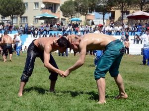 Ege’nin Kırkpınarı Helvacı’da Altın Kemerin Sahibi Nedim Gürel Oldu