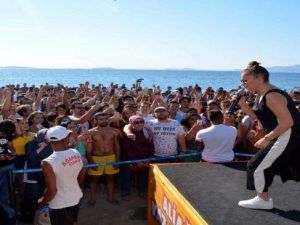 Merve Özbey ve Erdem Kınay Mavi Bayraklı Ağapark’ta Sahne Aldı