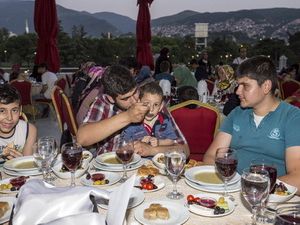 Dünya Yetimler Günü’nde Anlamlı İftar