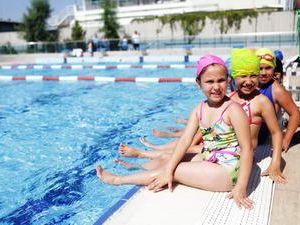 Bornova’da Yarı Olimpik Havuzlarda Yüzme Keyfi