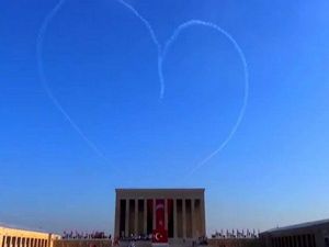 Türk Yıldızları Anıtkabir Saygı Uçuşu